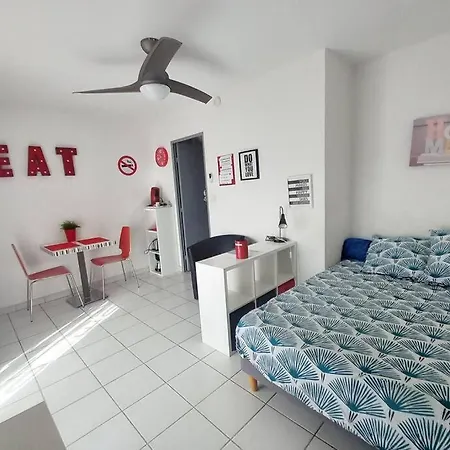 Costieres Climatise Parking Gratuit Lave Linge Loggia דירה *